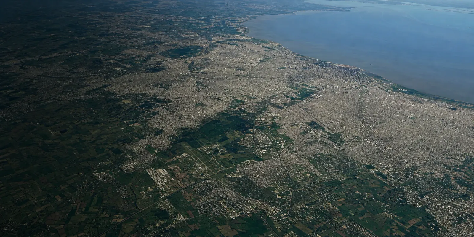 Vista aérea del Área Metropolitana de Buenos Aires y el Río de la Plata
