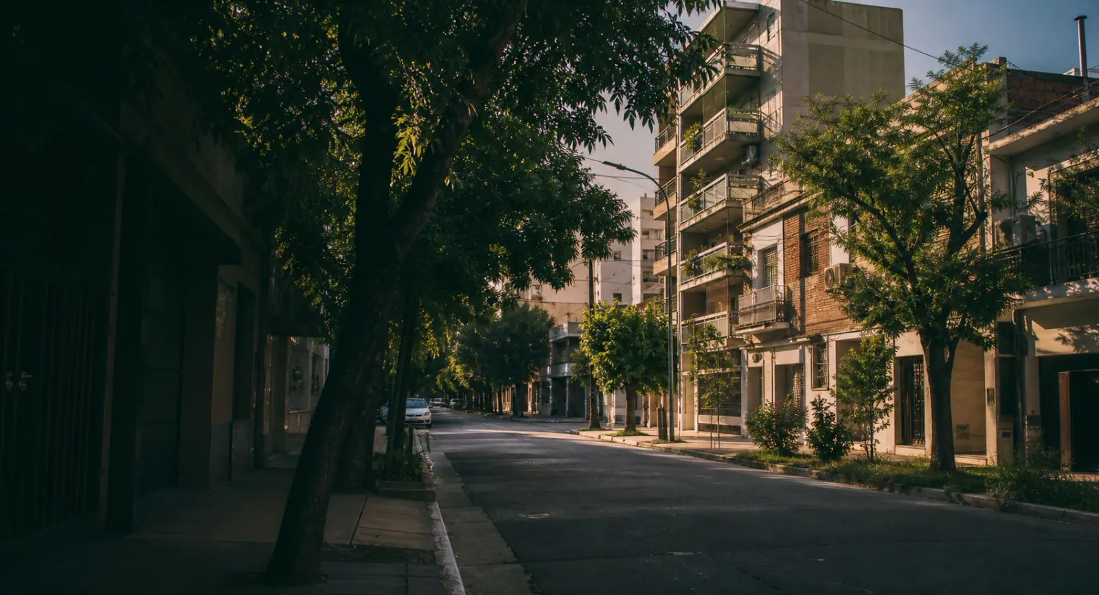 Avenida residencial y comercial representativa de Quilmes